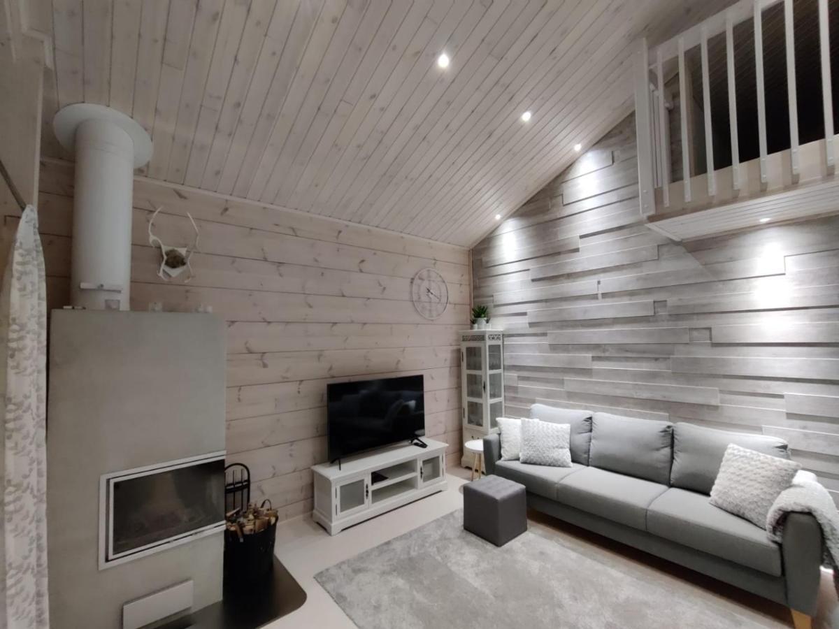 Villa Sirius Sieri, Nice Log-Cottage By The Lake Rovaniemi Bagian luar foto